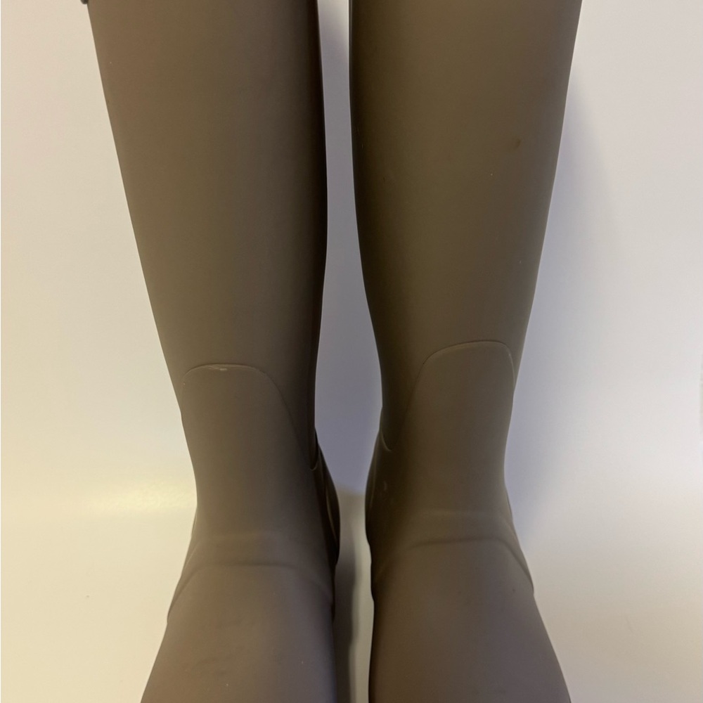 HUNTER • BOOTS
Women • Size US 7 • Excellent condition